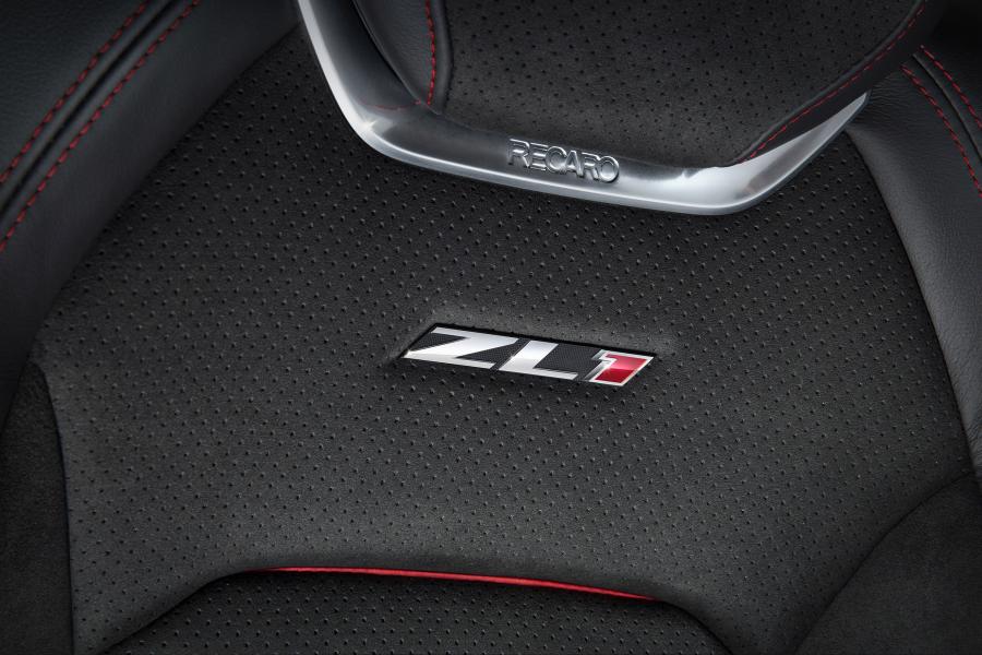 Детали интерьера Chevrolet Camaro ZL1 2016 года  (фото 37 из 38)